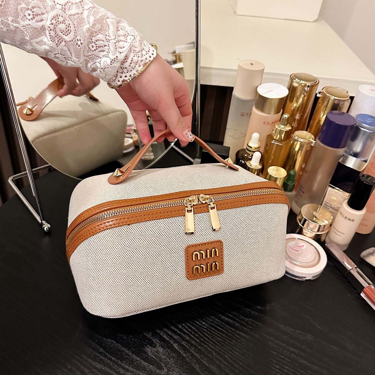 Luxury High End Skincare - กระเป๋าเครื่องสำอาง - กระเป๋าผ้าแคนวาสสไตล์เรโทรหรูหราแบบมินิมอล สำหรับจัดเก็บของได้เยอะ ให้ความรู้สึกพรีเมียม เหมาะสำหรับใส่ผลิตภัณฑ์ดูแลผิวและอุปกรณ์อาบน้ำ